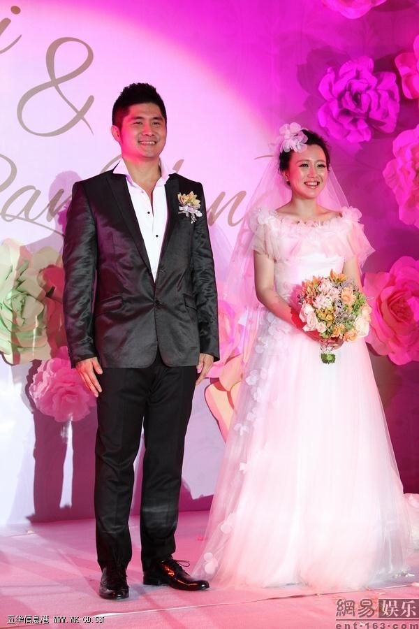 潘长江女儿潘阳嫁香港"高帅富" 新郎身价超10亿