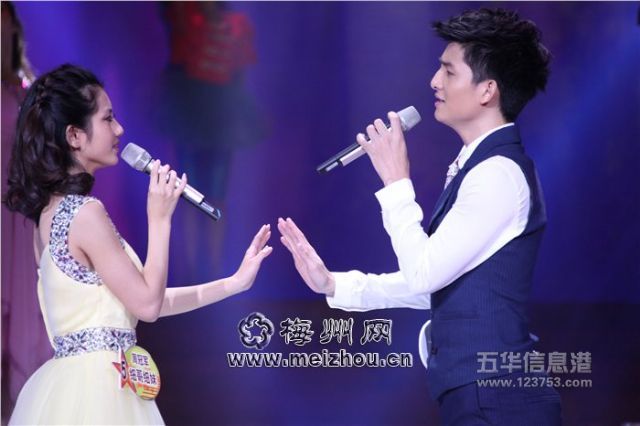 细哥细妹在演唱歌曲《心雨》