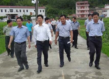 广东省交通集团董事长,党委书记李静到潭下镇金石村开展扶贫"双到"